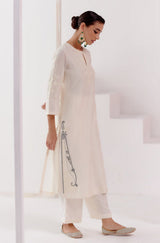 Kareena Kapoor Khan in Ivory Embroidered Silk Chanderi Kurta Set