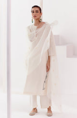 Kareena Kapoor Khan in Ivory Embroidered Silk Chanderi Kurta Set