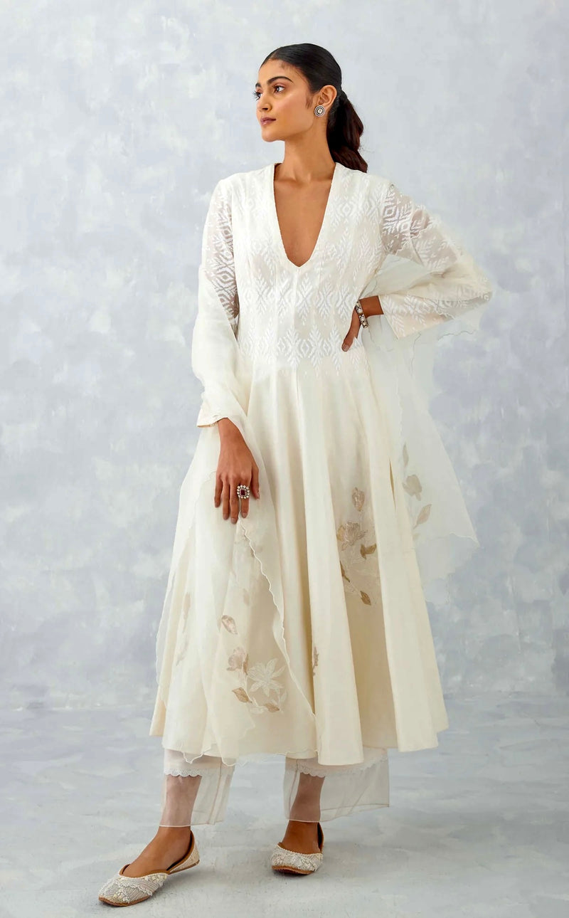 Kiara Advani in Ivory Embroidered Chanderi Anarkali Set