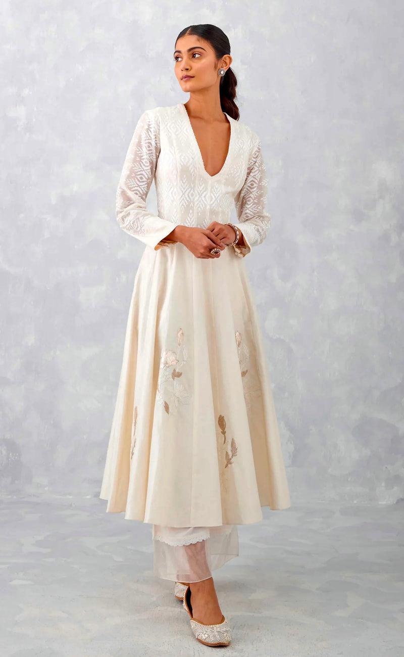 Kiara Advani in Ivory Embroidered Chanderi Anarkali Set
