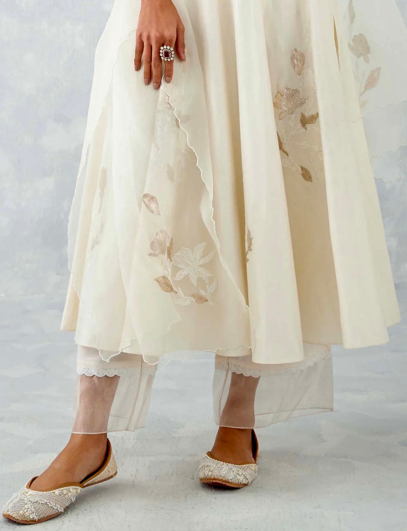 Kiara Advani in Ivory Embroidered Chanderi Anarkali Set